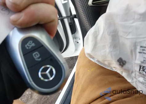 2025 Mercedes-Benz C 300 z USA, uszkodzony, nr VIN W1KAF4HB4SR301522